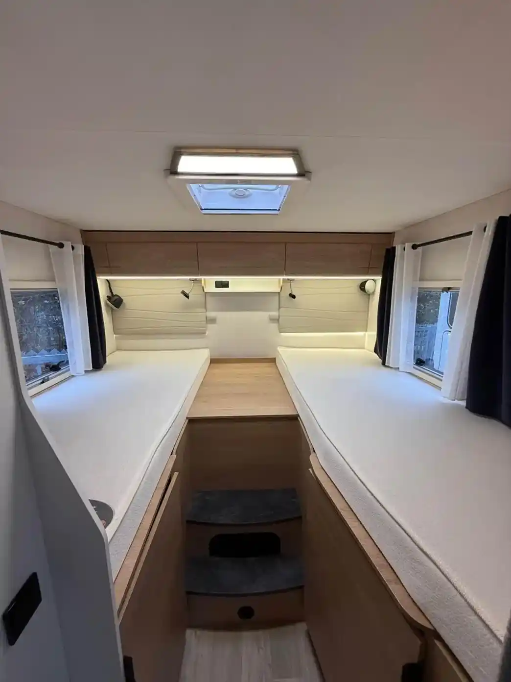 Camper Moovy - two single rear beds, joinable into one large bed