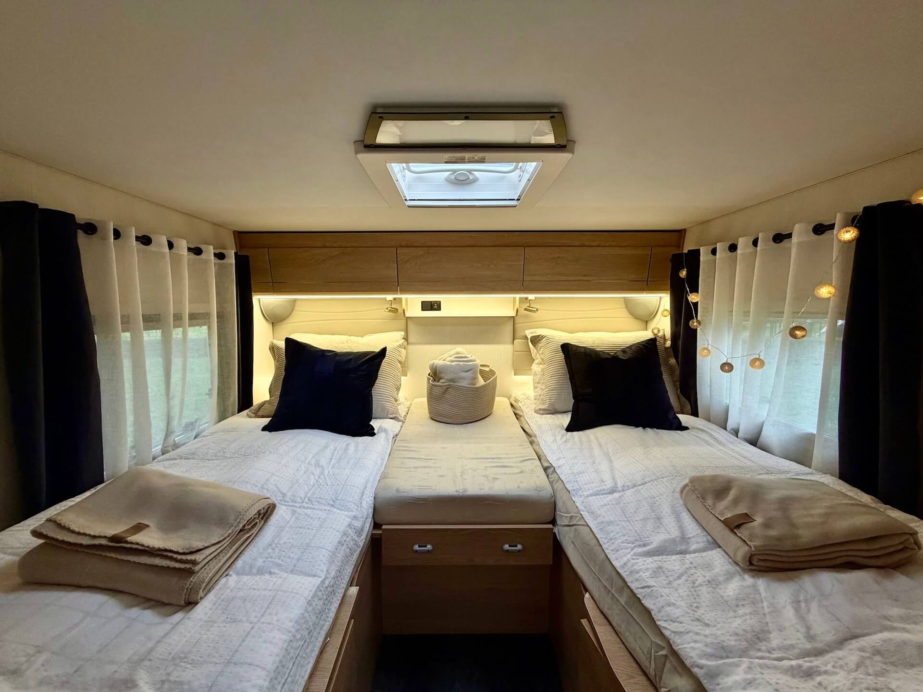 Camper Moovy - two single rear beds, joinable into one large bed