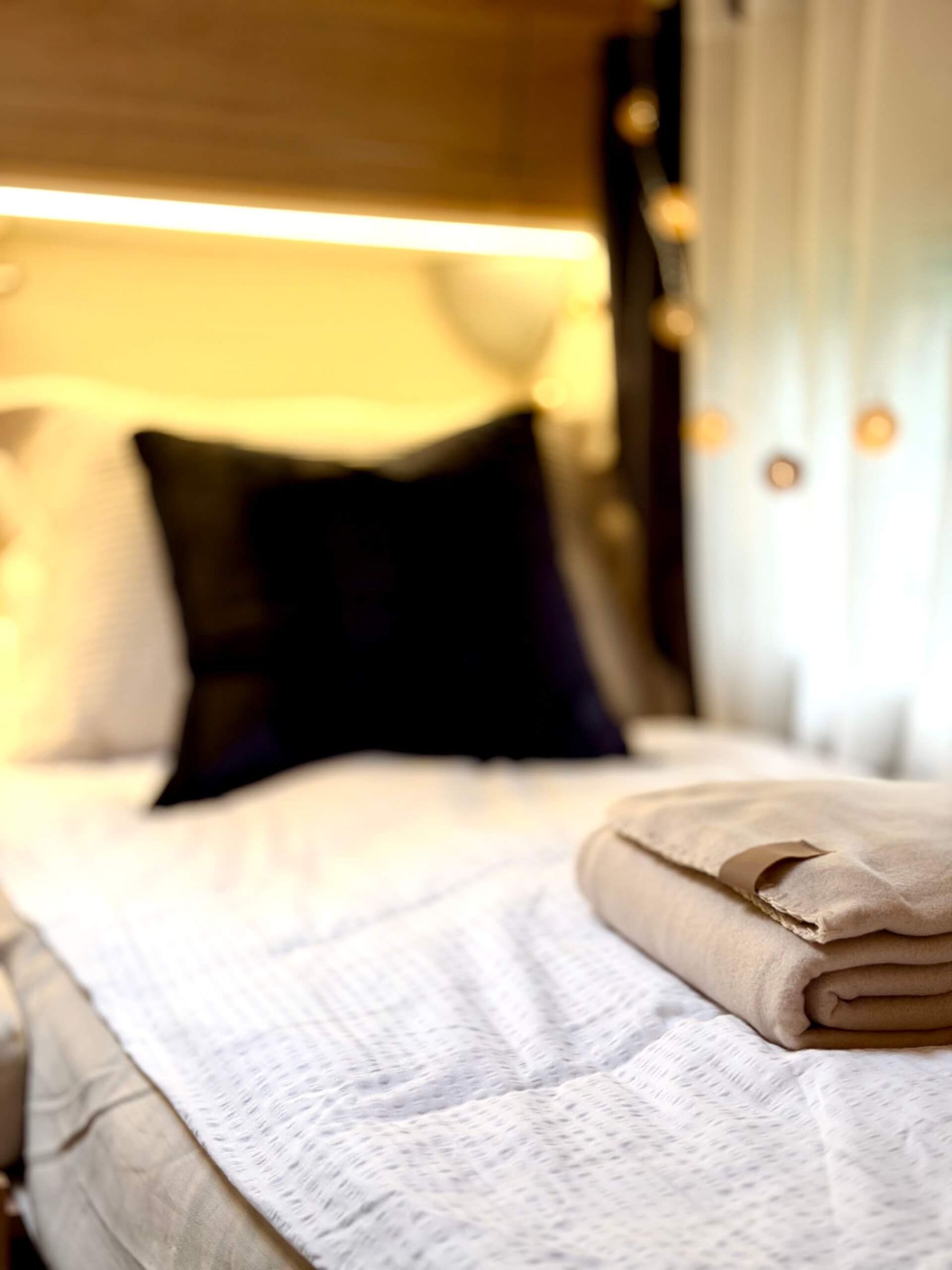 Camper Moovy - included blankets and bedding for cozy nights in the motorhome