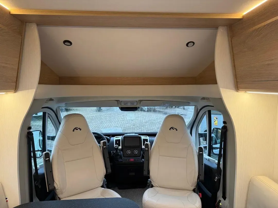 Camper Moovy - modern cab with swivel captain's chairs and Pioneer infotainment