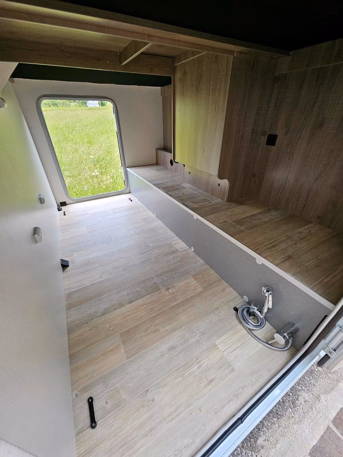 Camper Moovy - spacious rear garage with extra shower head for rinsing bikes, dishes and camping gear