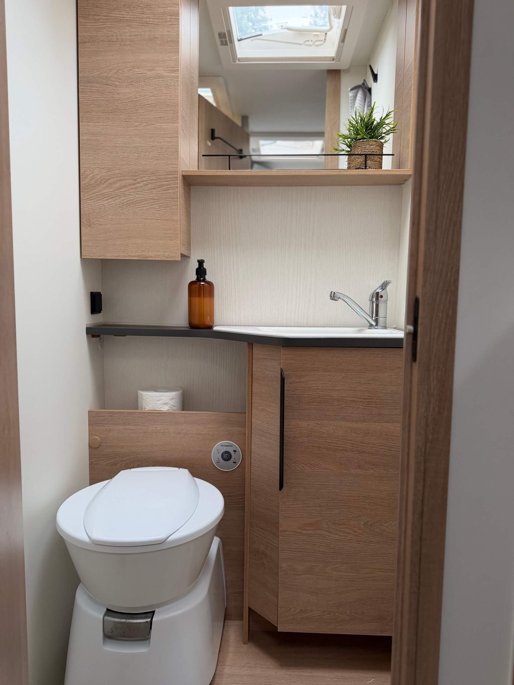 Camper Moovy - cassette toilet with sink in the bathroom