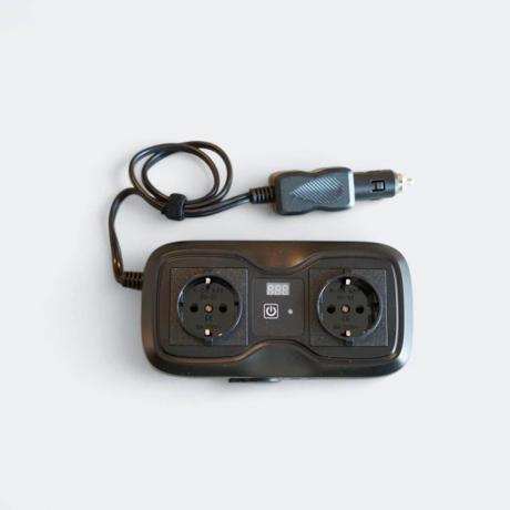 Инвертор 200W - Преден изглед с AC и USB изходи